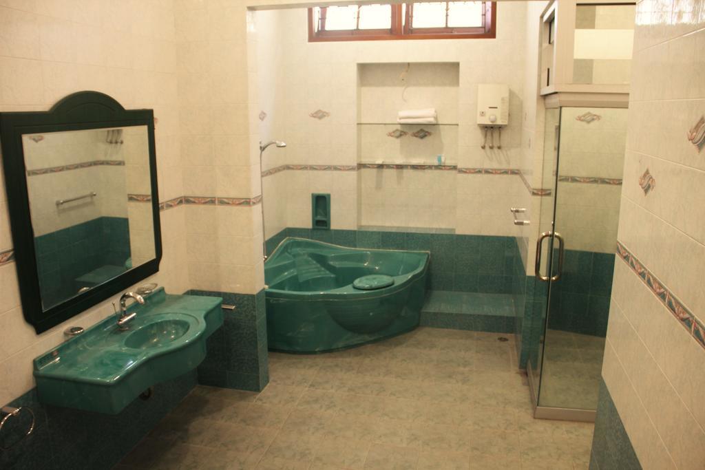 Alsalam Syariah Guesthouse Surakarta  Luaran gambar