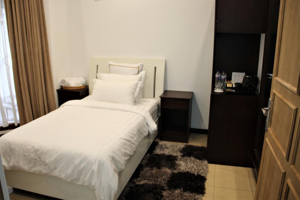 Alsalam Syariah Guesthouse Surakarta  Luaran gambar
