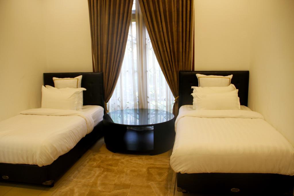 Alsalam Syariah Guesthouse Surakarta  Luaran gambar