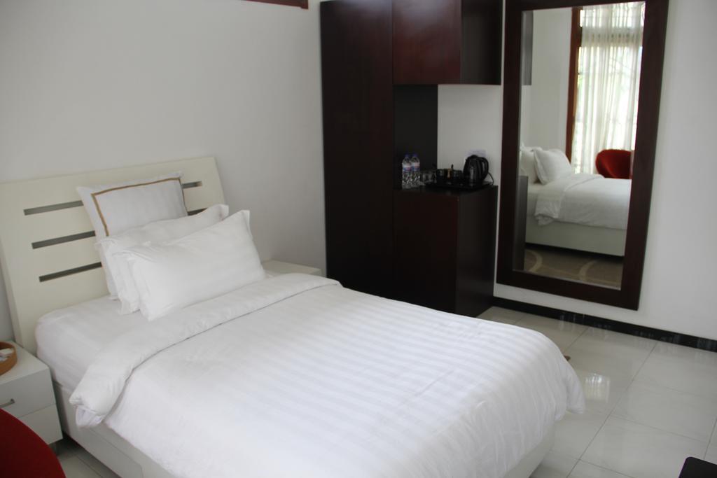 Alsalam Syariah Guesthouse Surakarta  Luaran gambar