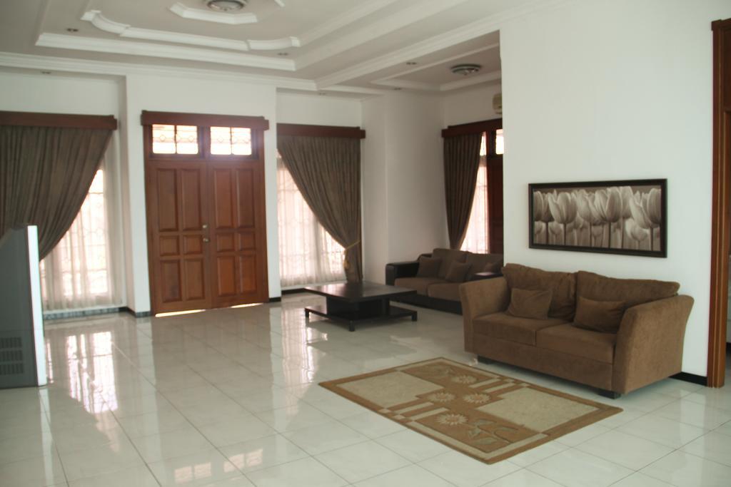 Alsalam Syariah Guesthouse Surakarta  Luaran gambar